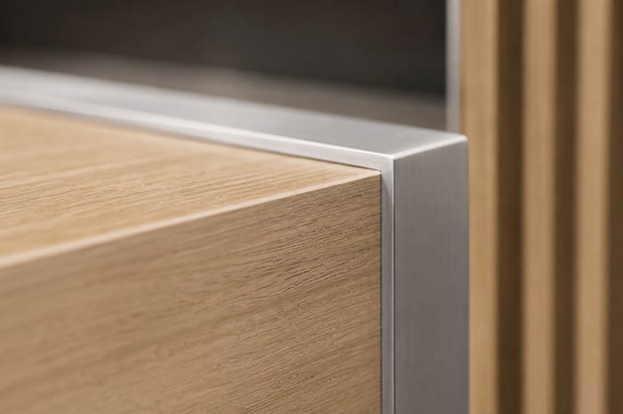 Nahaufnahme eines Messebaudetails aus Holz und Aluminium.