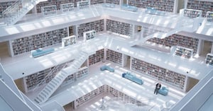 Der Innenraum einer riesigen weißen Bibliothek mit Bücherreihen. Dieses Bild symbolisiert das Wissen, das von KECK auf ET GLOBAL übertragen wurde.
