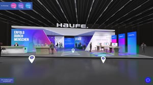 Virtueller Messestand von Haufe mit futuristischem Design und blauen Akzentwänden.