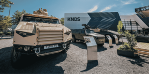 KNDS Messestand auf der EUROSATORY, einer führenden Militär Messe und Rüstungsmesse für Verteidigungs- und Sicherheitstechnologien.