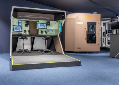 Spezialisierte Messeinstallation zur Risikominimierung am Messestand mit geschützten Präsentationsflächen für sicherheitsrelevante Technologien.