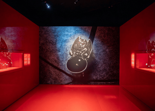 A bird’s-eye view of a Van Cleef & Arpels exhibition stand, with plenty of space for exhibits behind red walls.