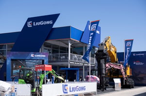 Außen liegender Messestand auf der Transportationsmesse bauma für Liugong mit einem zweistöckigen Gebäude in blau.