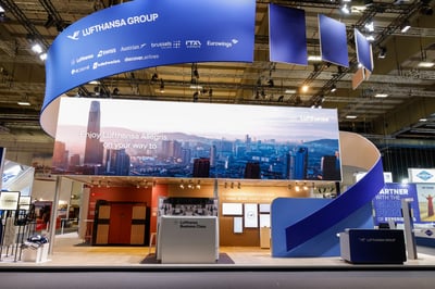 Moderner Messestand der Lufthansa mit modernen zyklischen Elementen und einem zweiten Stock.
