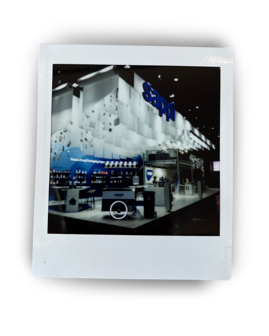 Polaroid-Foto vom Messestand von Sappi auf der Interpack 2026 in Düsseldorf.