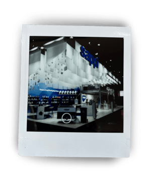 Polaroid-Foto vom Messestand von Sappi auf der Interpack 2026 in Düsseldorf.