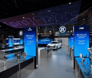 Messestand von ZF auf der Automechanika mit hängender LED-Spotlight-Decke.