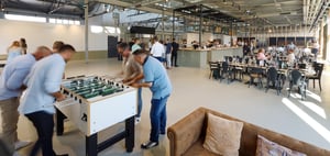 Sommerfest 2025 mit Tischkicker, Bar und Mitarbeitenden, die nette Gespräche führen