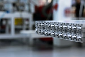 Detailaufnahme eines octanorm Aluminium-Systemprofils mit präziser Rasterstruktur, das als tragendes Element für modulare Markenräume im Messebau verwendet wird.