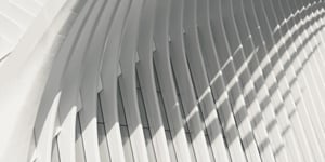 Weiße architektonische Struktur mit weißen Streben.