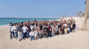 Das ELECTRA-Team posiert am Strand und feiert gemeinsam seine Auszeichnungen.